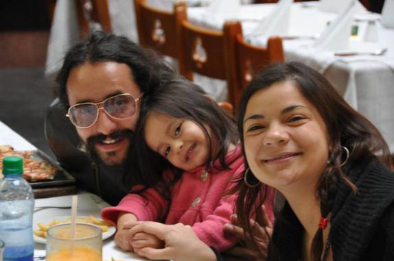 O Douglas, Amelie e Clara durante almoço em Bogotá, na Colômbia